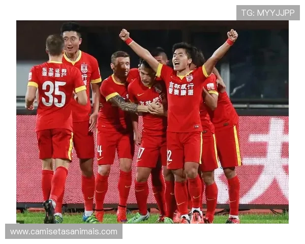 中国足球迈向梦想，状态回暖具备竞争力，追寻冠军的光辉之路。