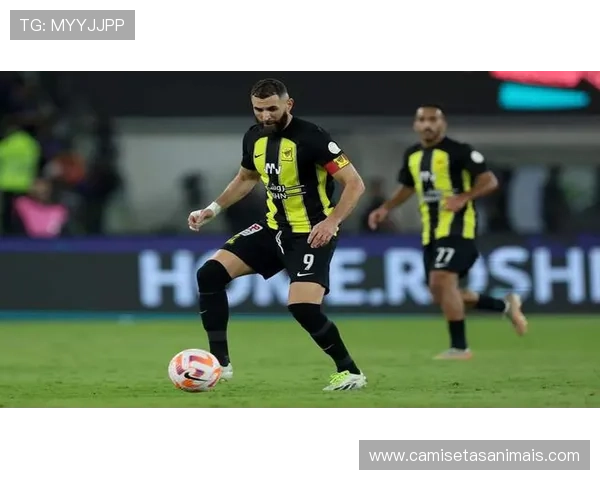 本泽马与莱万:体系适配性及战术作用对比分析 本泽马与莱万:体系适配性及战术作用对比分析