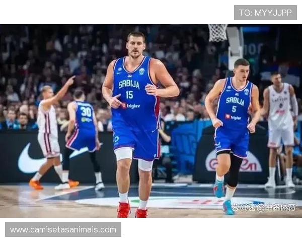 扎伊恩背身单打拉开禁区，效率胜过约基奇